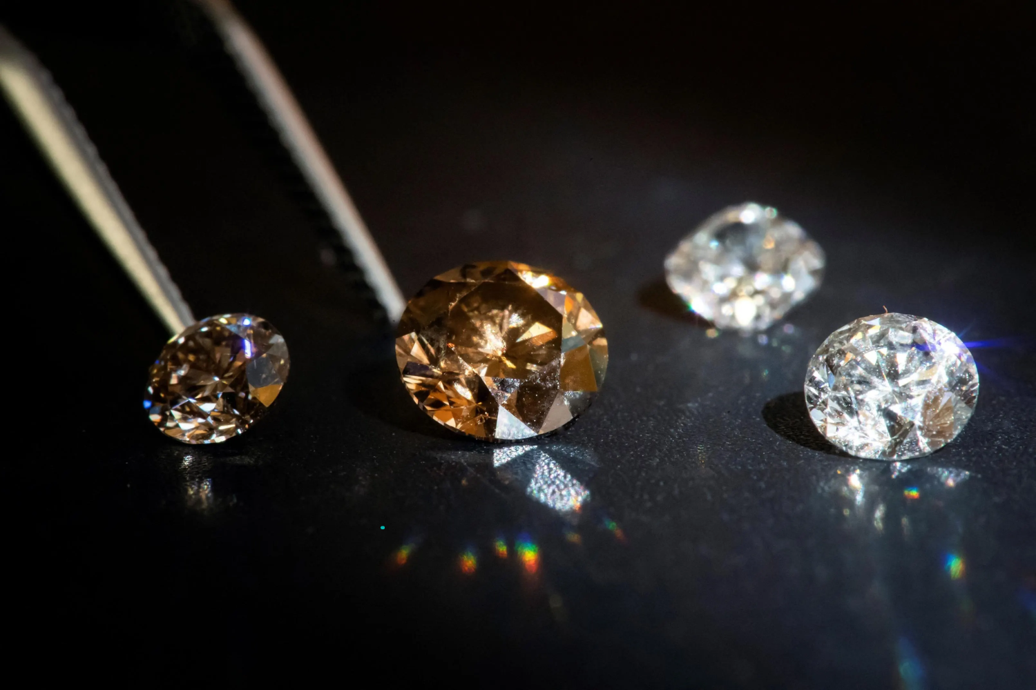 Diamantes lapidados segurados por uma pinça