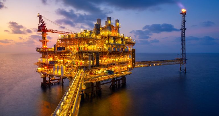 Plataforma petrolífera offshore ao entardecer